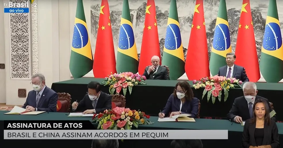 Cerimônia de assinatura de acordos comerciais entre Brasil e China (Foto: TV Brasil/Reprodução)