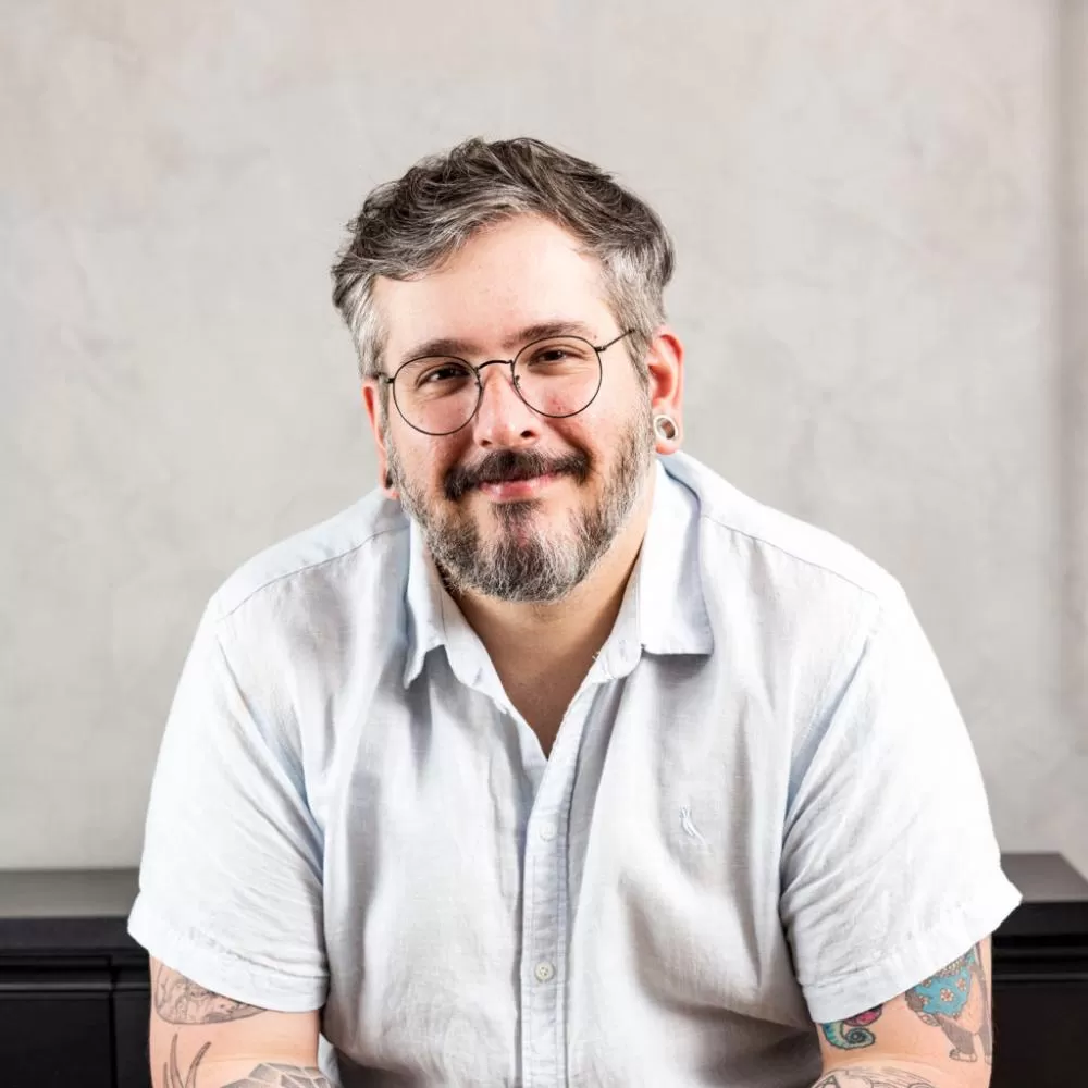 Crédito da foto de Thiago Queiroz: Divulgação. Outras imagens: captura de tela.