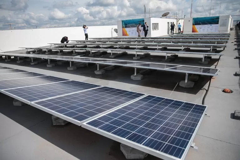 A imagem mostra painéis solares instalados na cobertura da sede do Ministério das Minas e Energia (Foto: José Cruz/Agência Brasil)