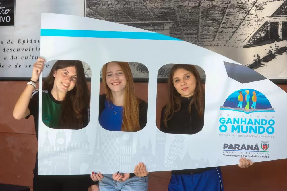  GANHANDO O MUNDO Os 1,3 mil estudantes da rede estadual de ensino do Paraná selecionados para o programa Ganhando o Mundo 2025 participaram, nesta segunda-feira (25), de uma das últimas etapas de preparação para a viagem de intercâmbio. O evento,