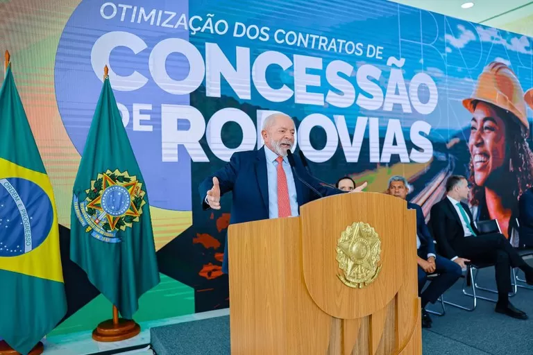Presidente Lula durante cerimônia de divulgação do Programa de Otimização de Contratos de Concessão Rodoviária, no Palácio do Planalto - Foto: Ricardo Stuckert / PR
